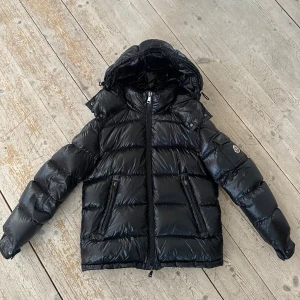Moncler Maire  - Svart Moncler ”Maire” (dammodellen av Maya) i storlek 0. Modellen är loose fit så passar även en S. Inga hål eller synliga defekter på jackan. Nypris 18.880kr 
