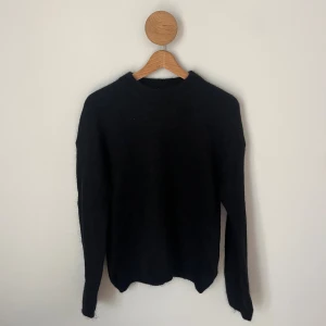 Svart ull stickad tröja från Kappahl - Mysig ull svart stickad tröja från Kappahl i storlek S. Tröjan har rund hals, lång ärm och är i fint skick. Tröjan passar till det mesta! Hör av dig om det är något!