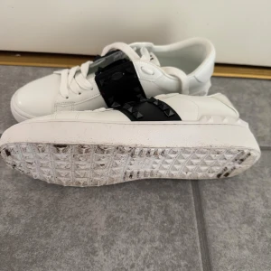 svarta valentinos rockstud - svarta rockstud valentinos använda ca 4 gånger väldigt varsamt🌸 skitnsygga och i väldigt bra skick🫶🏽 har tyvärr inte kvitto då jag fick de i födelsedagspresent av mamma😔