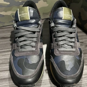 Valentino rockrunner - Mörk blåa rockrunner med röd häl mycket stilrena i verkligen nyskick nästan aldrig använda