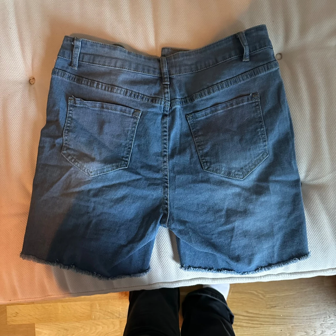 Blå jeansshorts i storlek L - 1