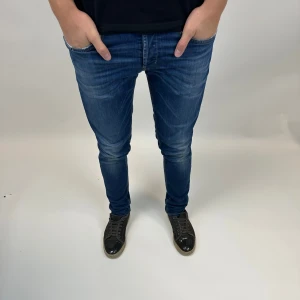 Dondup jeans - Tja säljer nu dessa riktigt snygga Dondup jeansen i storlek 32 där nypriset är cirka 3500kr och modellen är George, skick 8/10 vid minsta lilla fundering så är det bara att höra av sig 