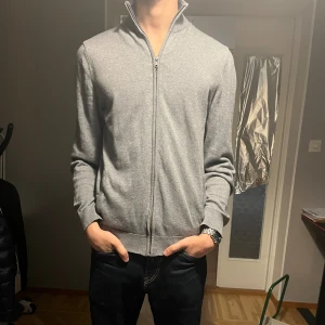 Grå kofta med dragkedja från Pier One - Pier one hoodie i nyskick, helzip och är i S men passar nog XS också, hör gärna av vid intresse😊