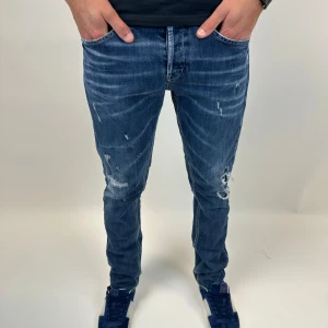 Dondup jeans - Tja säljer nu dessa riktigt snygga och populära Dondup jeansen i storlek 33 där nypris är cirka 4000kr modell George, skicket är 9/10 och dem är destroyd från fabrik, vid minsta lilla fundering så är det bara att höra av sig 