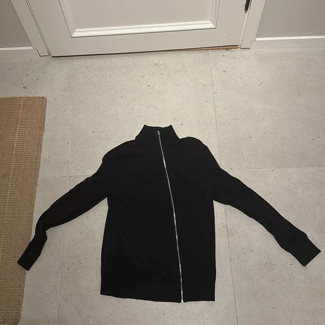 Svart kofta i merinoull från Riley