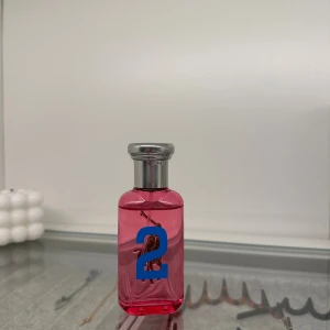 Ralph Lauren Big Pony Pink - Cool och färgstark parfym från Ralph Lauren med blå siffra och grön polospelare på flaskan. Eau de toilette, tillverkad i USA. Volym: 50 ml. Perfekt för dig som gillar sportig och trendig stil.