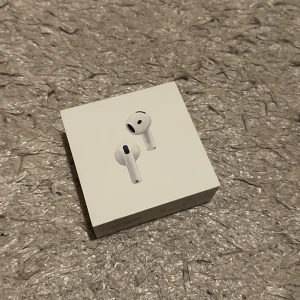 AirPods 4 med brusreducering  - Helt nya fick de när jag köpte min MacBook. Kartongen är oöppnad, kvitto finns.