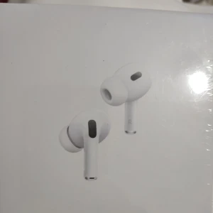 AirPods Pro (2nd generation) with MagSafe Charging Case (USB-C) - Nya Apple AirPods Pro (2nd generation) med MagSafe-laddningsetui (USB-C). Aktiv brusreducering, transparensläge och förbättrad ljudkvalitet. Produkten är fabriksförseglad och i nyskick, perfekt för dig som vill ha trådlösa hörlurar av högsta kvalitet.