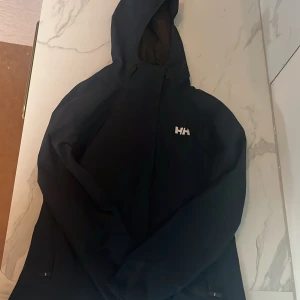 Helly Hansen jacka - Använd fåtal gånger, säljer pga att den är för liten! Hör av er vid frågor! Storlek m men passar  s.