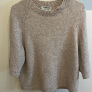 Beige stickad tröja & Other Stories XS - Väldigt fin beige stickad tröja från & Other Stories med rund halsringning och trekvartsärm. Perfekt att styla med jeans eller kjol för en snygg look. Tröjan har en enkel och clean design som funkar året runt.