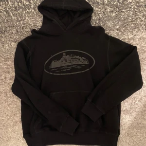 Svart corteiz hoodie  - Storlek S corteiz svart hoodie. Tjock material så man håller sig varm. Perfekt hoodie för vintern. Snygg hoodie som aldrig är använd. Hör av er vid intresse. Kan även gå ner vid snabb affär😄