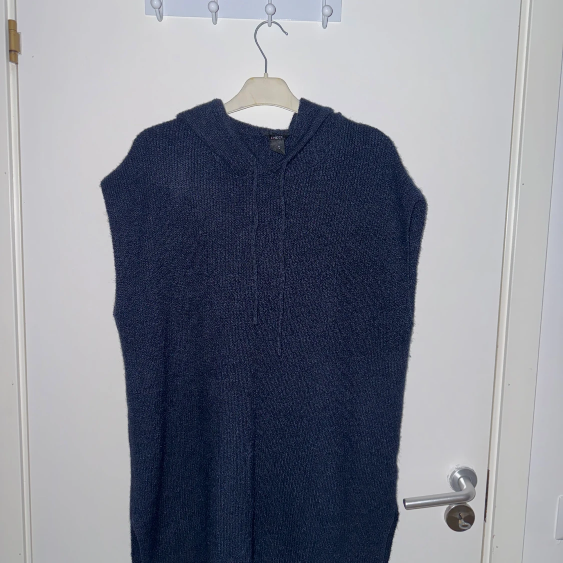 Stickad ärmlös tröja med luva - 2