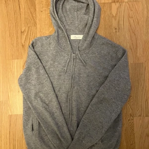 grå Kashmir hoodie - Säljer nu denna gråa kashmir zip hoodie från sayless. Den är storlek xxs men passar xs och nästan s. Nypris är 900 och den är nästan ny