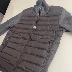 Moncler Cardigan - Helt ny och oanvänd moncler cardigan, bara att skriva för fler bilder‼️ priset kan diskuteras vid snabbaffär 💨