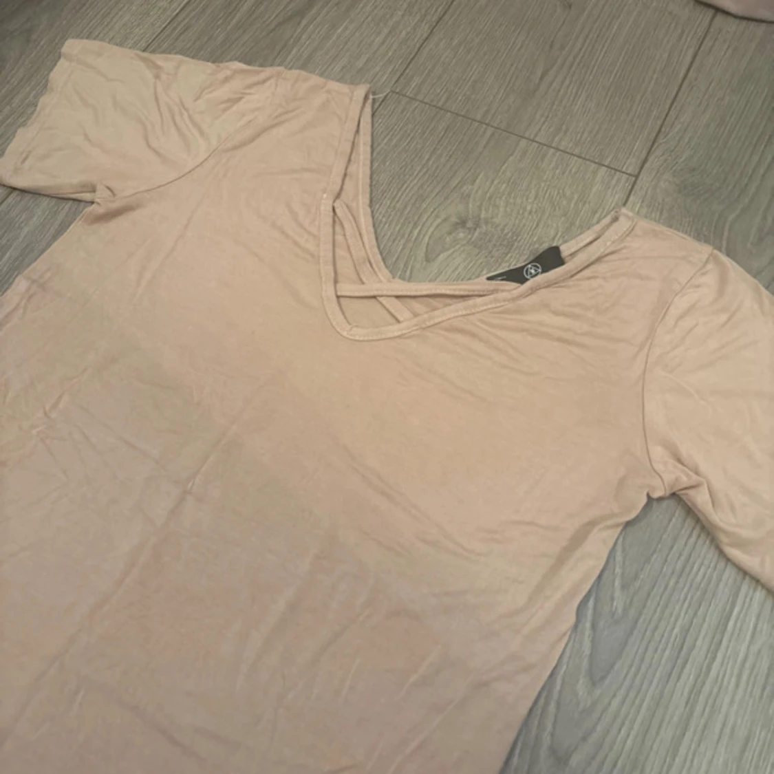 Beige v-ringad topp med korsdetalj - 2