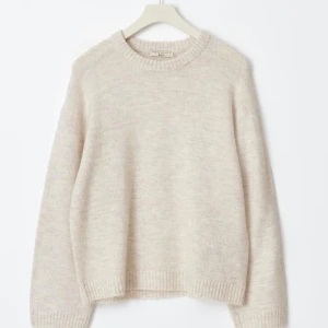 Beige stickad tröja Gina - beige stickad tröja från Gina tricot, använd fåtal gånger och har inga defekter 