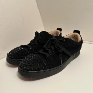 Loubs Skor  - Säljer mina Christian Louboutin som inte alls används längre och ej använt på ett tag, skorna har dock använts och har lite slitage men inget som syns eller större skador. Köpta i andra hand och medföljer inte någon box eller kvitto. 
