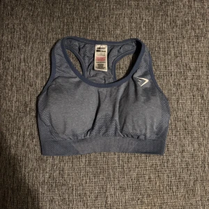 Blå sporttopp från Gymshark - Super fin skick! Storlek M men tycker att den passar S bättre eller en liten M.
