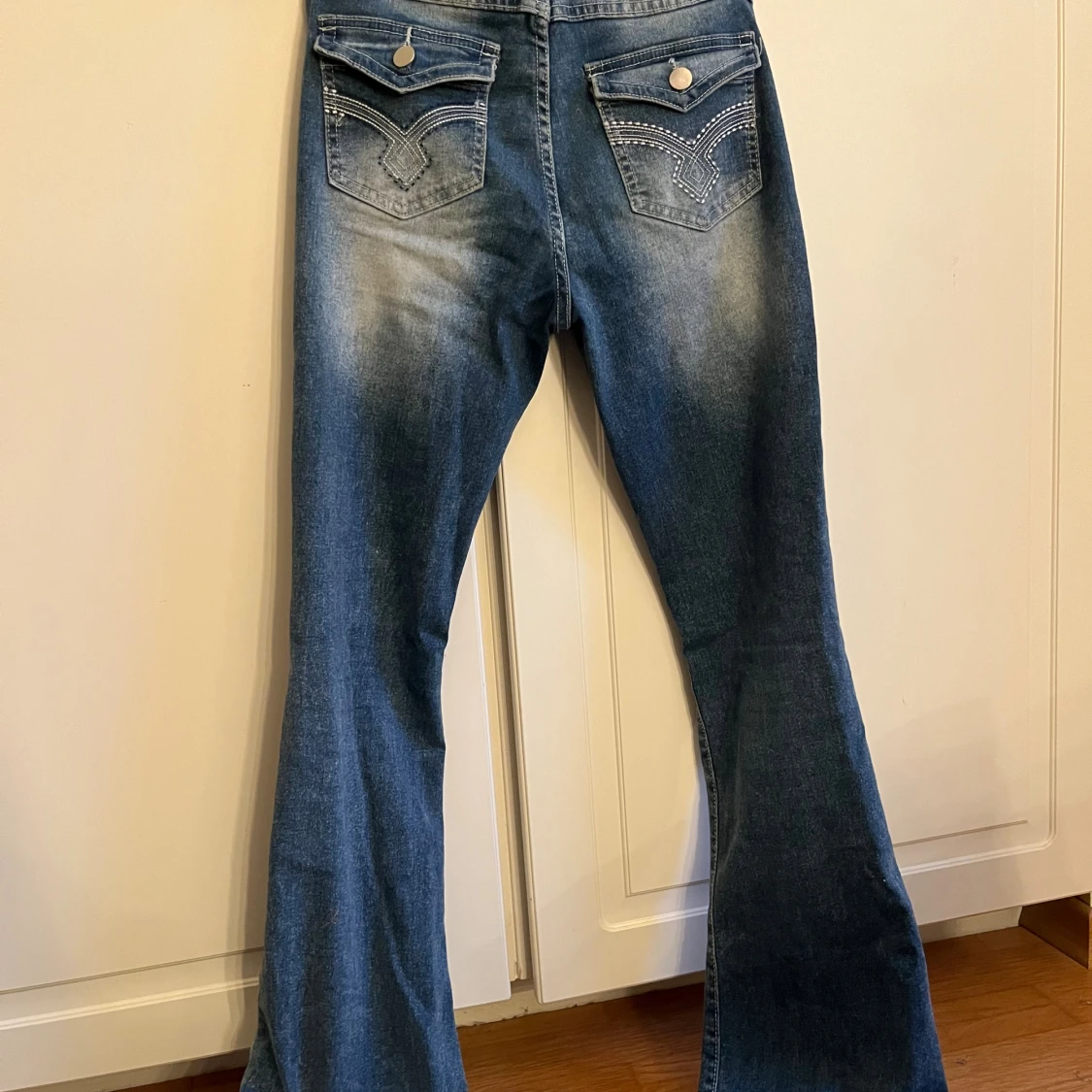Blå bootcut jeans med broderade fickor - 2