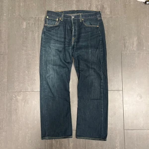Levis 501 jeans - Stilrena och ikoniska Levis 501 jeans i jätte bra skick. Storlek W34 L30. Tveka inte att höra av er vid frågor och kolla gärna in min profil så kan vi säkert fixa ett schysst paketpris vid köp av flera varor🤩🤩🤩🤩