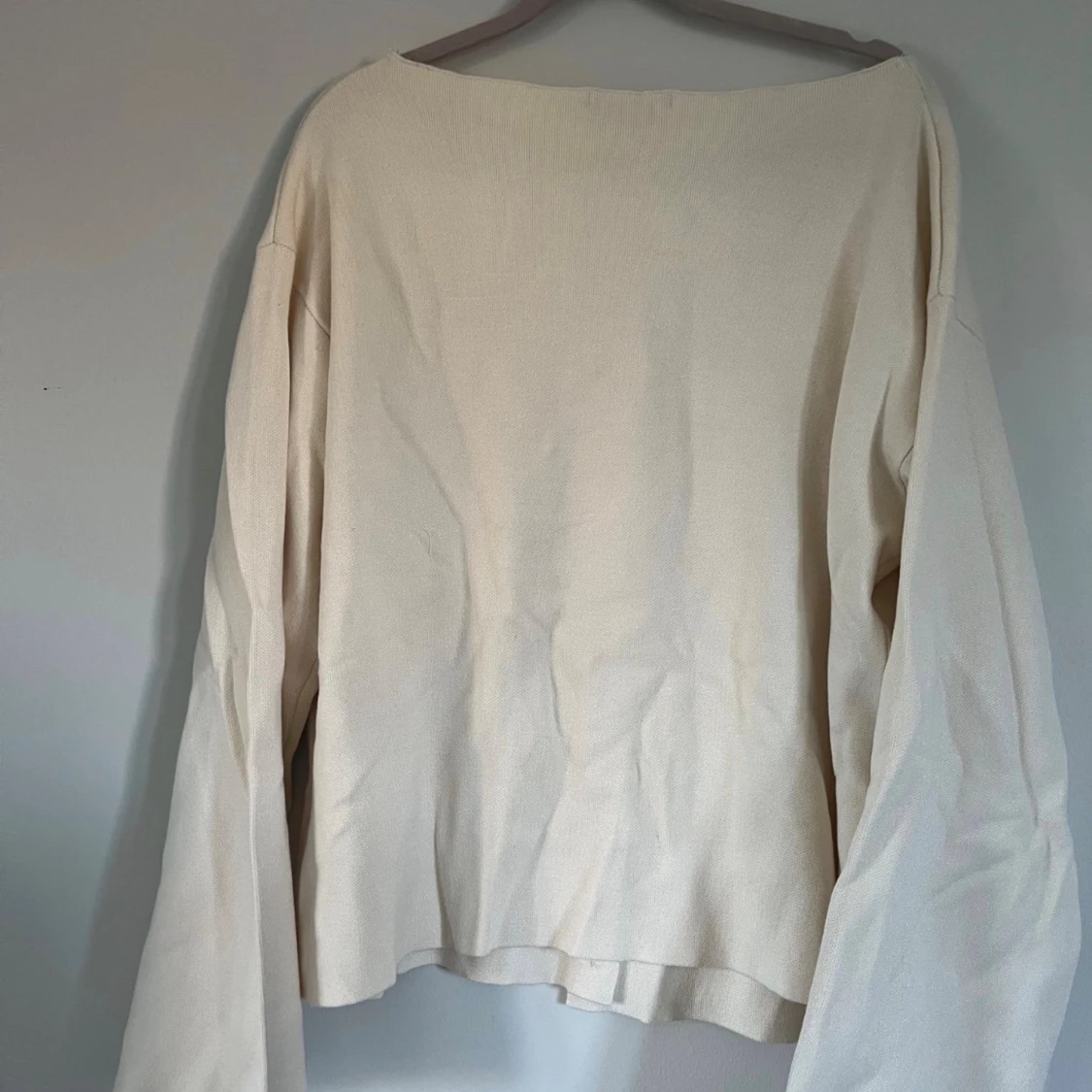 Offwhite finstickad tröja med knappar från Gina - 2