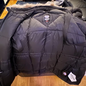 Svart jacka från Canada Goose M - Säljer min Canada Goose Victoria Parka i storlek M. Jackan är i mycket fint skick, då den endast har använts några få gånger under vintern. Den är varm, stilren och perfekt för kalla dagar – en klassisk modell som aldrig går ur tiden. ✔️ Äkta Canada Goose ✔️ Färg: svart ✔️ Inköpt 2023 ✔️ Använd sparsamt, inga skador eller fläckar ✔️ Nypris ca [ange nypris, t.ex. 13 000 kr]
