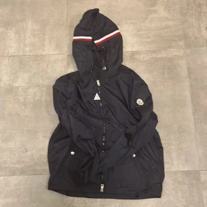 Moncler windbreake  - Moncler windbreaker. Pris kan diskuteras. Köper ni i fullt pris får ni med ett bälte