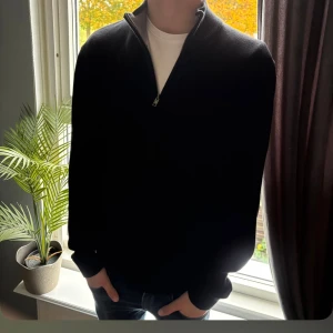 Stickad cardigan från Pier One - Skön stickad cardigan i svart från Pier One. Tröjan är inte storlek S. Tröjan är i fint skick och är perfekt till en chill Look!💯