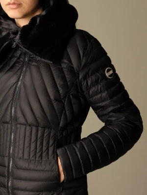 Svart pufferjacka från Colmar - Svart pufferjacka från Colmar med quiltad design och stor, mjuk krage i fuskpäls. Jackan har dragkedja framtill och Colmar-logga på ärmen. Perfekt för dig som vill ha en snygg och varm jacka med coola detaljer. Free gift box when you buy before christmas for 3499