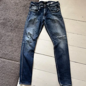 Mörkblåa Replay Anbass Jeans - Riktigt Replay Anbass jeans med stilren wash. | W31 L34 | Nypris: 1699kr | Mycket bra skick, förutom att lappen ”Anbass” gått av, absolut inget man ser vid användning. | Skriv vid minsta fundering, priset är ej hugget i sten! 