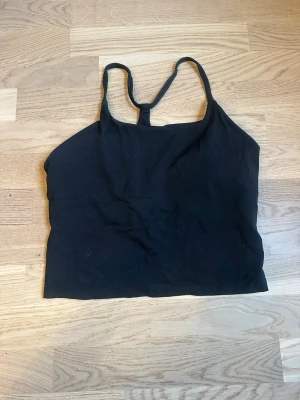 Core Singlet Top – Svart relode - Core Singlet Top – Svart relode  Stilren och tidlös svart singlet från Relode i mjukt och följsamt material. Perfekt basplagg som passar både till träning och vardag. Snygg passform och lätt att matcha med allt. I fint skick. Nypris 549 kr  #relodewear #relodetop #trainingwear #activewear #gymtop #workouttop #sporttopp #stretch #andningsbart #bekväm #figurnära #sleevless #tanktop #svart #blacktop #basgarderob #capsulewardrobe #fitness #gymwear #athleisure #sportigstil #damkläder #secondhand #tre