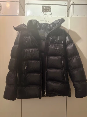 Svart pufferjacka från Massimo Dutti - Svart pufferjacka från Massimo Dutti som är sjukt eftertraktad! Går ej att köpa längre och är prefekt till vintern❤️ 