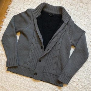 Fodrad Kabelstickad Cardiganjacka - En extremt fet cardiganjacka som passar perfekt till vintern! En av de snyggaste på marknaden enligt mig. Hör gärna av dig!