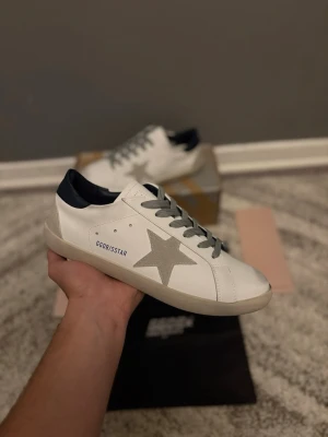 Golden goose skor - Helt nya och oanvända. Allt på bild tillkommer med skorna. Fraktar inom 24h