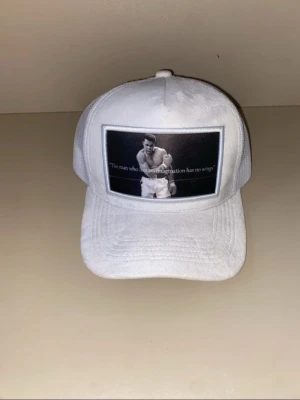 Vit velvet keps - Stilren vit keps  Säljer dessa unika och trendiga vita kepsarna  Detaljer: 	•	Färg: Vit 	•	Material: Mjuk och bekväm velour-liknande yta 	•	Storlek: One size (justerbar bak) 	•	Skick: Ny/oanvänd 	•	Perfekt accessoar för dig som gillar sport, streetwear eller vill sticka ut med något unikt  Passar lika bra till vardags som till mer stylade outfits. Skickas snabbt och välpaketerat!  