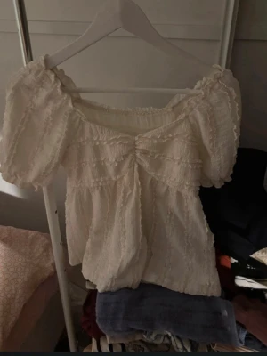 topp - säljer denna jätte fina toppen som jag tyvärr inte längre använder någon mer❤️ jätte fint skick! står ej storlek eller märke men skulle gissa att den är xs/s