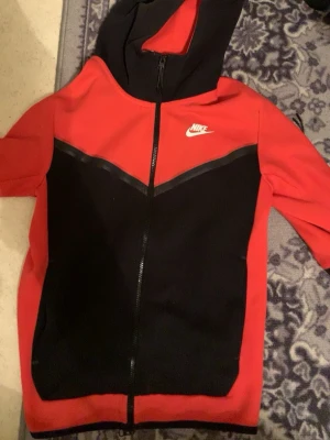 Nike tech fleece - En röd/svart nike tech fleece som är snygg!