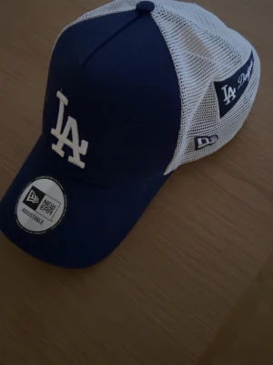 LA dodgers keps - Bilderna visar en blå och vit keps från New Era med LA Dodgers-logga.