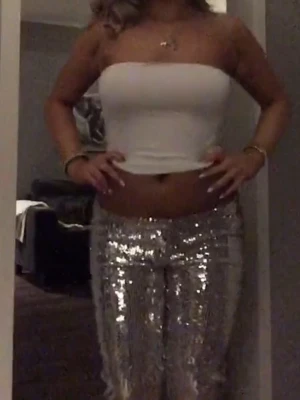 Silvrig paljettbyxa - Så snygg, både till nyår men även en utekväll! Något högmidjade men jag har vikt ner midjan! Så snygga men jag är en guldtjej😩