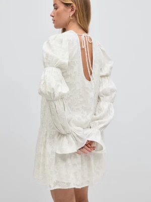 Vit kort klänning med puffärmar - Säljer min oanvända klänning! Då jag köpte 2 till studenten för att ha alternativ . Men bestämde mig för den andra. Där av är den helt ny🌸