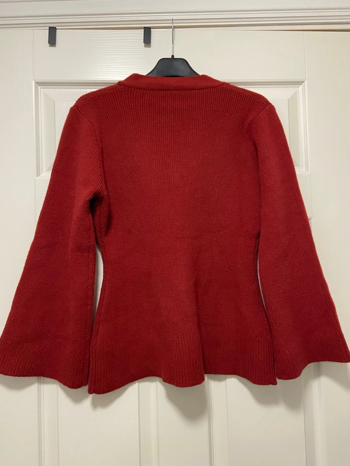 Röd stickad kofta med v-ringning - 3