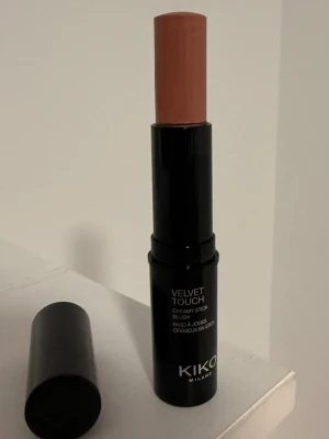 KIKO Milano Velvet Touch Creamy Stick Blush - Säljer min KIKO Velvet Touch Creamy Stick Blush i färg 07. Aldrig testad eller använd, fått den i present men färgen passar inte mig.