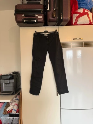 Svarta byxor från Odd Molly - Svarta byxor från Odd Molly med snygga broderade detaljer längs sidorna. Modellen har raka ben och klassiska fickor både fram och bak. Materialet är mjukt och känns som bomull, perfekt för dig som gillar stilrena och coola plagg. Storlek 1 som enligt deras storleksguide motsvarar en storlek S. kanske kan vara något rymliga. Fina chinos men de är tyvärr blekare än nya och mer använda. 