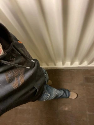 Superdry Hoodie - Superdry Hoodie, nästan ny. Sitter perfekt på mig som är 183 och väger 75 kg. Fint tryck där fram med Superdry loggan. Om du är intresserad så är det bara att fråga😁🙌