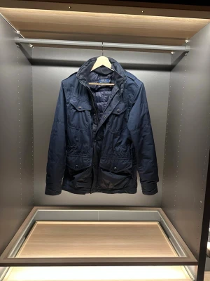 Field jacket, Ralph lauren - Snygg mörkblå field jacket från polo Ralph lauren, den har fyra fickor fram till men har även inner ficka, otroligt stil ren för ett bra pris, ny pris är 5400 från Ralph lauren. Hör av er vid frågor och funderingar, priset är ej hugget i sten
