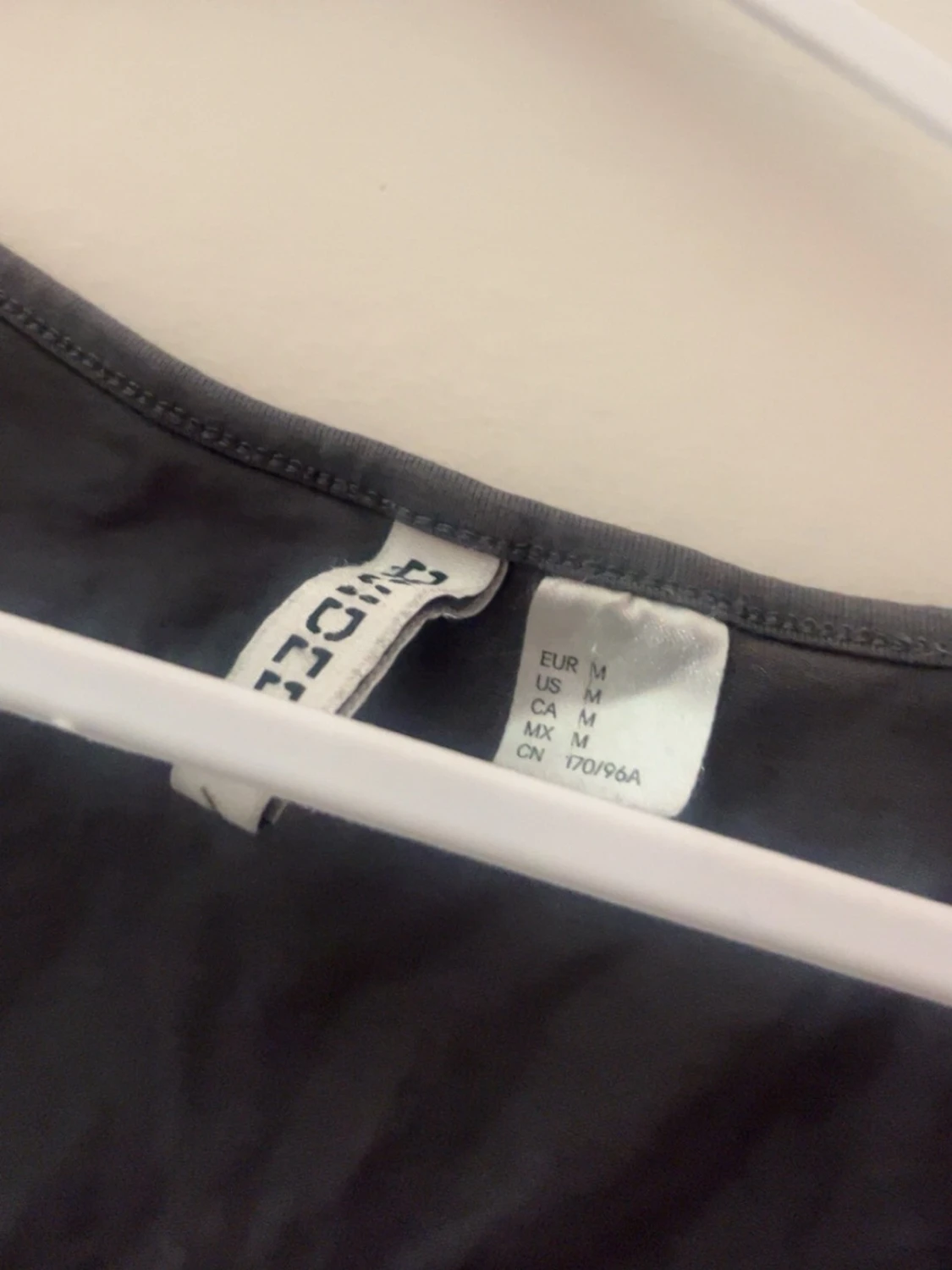 Mörkgrå croppad topp från Divided - 1