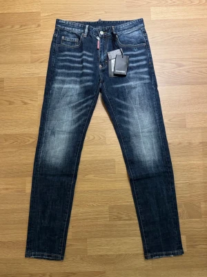 Dsquared2 Jeans  - Sprillans nya Dsquared2 jeans, satt tyvärr lite tajt på mig, har vanligtvis storlek 32. Priset ej hugget i sten.