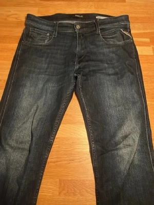 Replay anbass - Väldigt snygga Anbass som jag säljer då jag vill bli av med dem | Skick 8/10 pga två väldigt små hål som inte syns under användning. Mitt pris 250kr