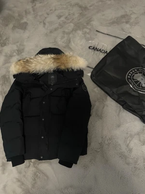 Canada Goose Wyndham Parka Black Label - En riktigt fet och äkta canada goose, black label, köpte den för inte så länge sen och säljer nu den för att jag tröttnat på den. Pris är ej hugget i sten!