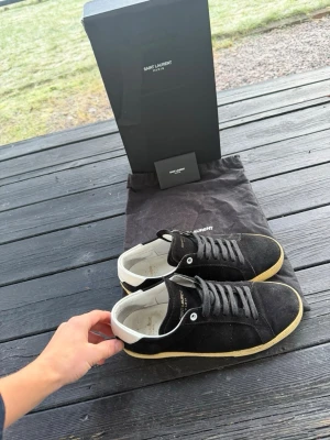 Saint Laurent sl06 skor - Saint Laurent sl/06 court classic skor | orginalstorlek 39, passar oftast mer mot 40, fråga om innermått vid osäkerhet | ingår: äkthetskort, dustbag och box | fraktar spårbart eller möts upp i Täby📍